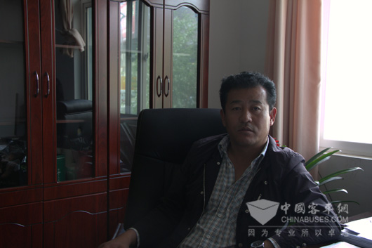 拉萨市公交公司副总经理次仁顿珠接受记者采访