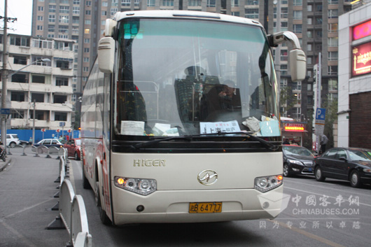 虹义租赁现在拥有的120多辆大巴，清一色全是海格品牌