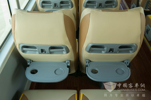 可折叠小桌板为乘客提供了多重便利