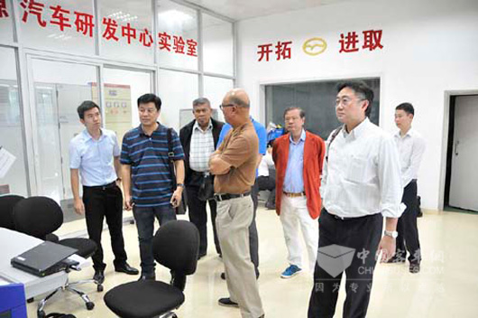 泰国代表团参观五洲龙新能源研发实验室