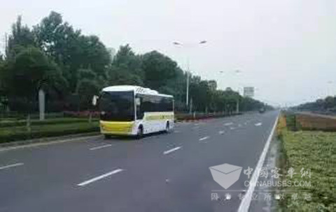 黄海EV6821EVC01纯电动超级巴士在路试中