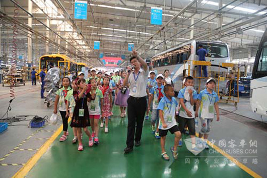 学生们参观全球最大的客车生产基地