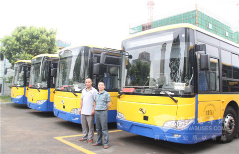 舟山公交机务主管（右）与大金龙销售人员（左）在XMQ6106前合影