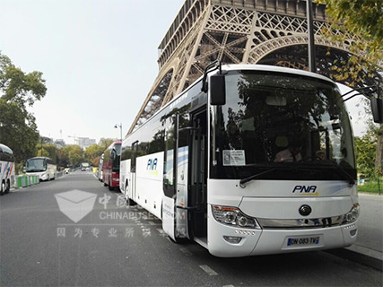 停靠在巴黎铁塔下的宇通客车