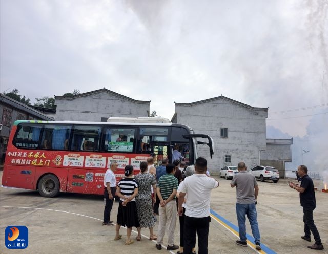 湖北通山｜办好民生实事 人大代表助推杨芳林乡晓泉村荷叶湾开通公交