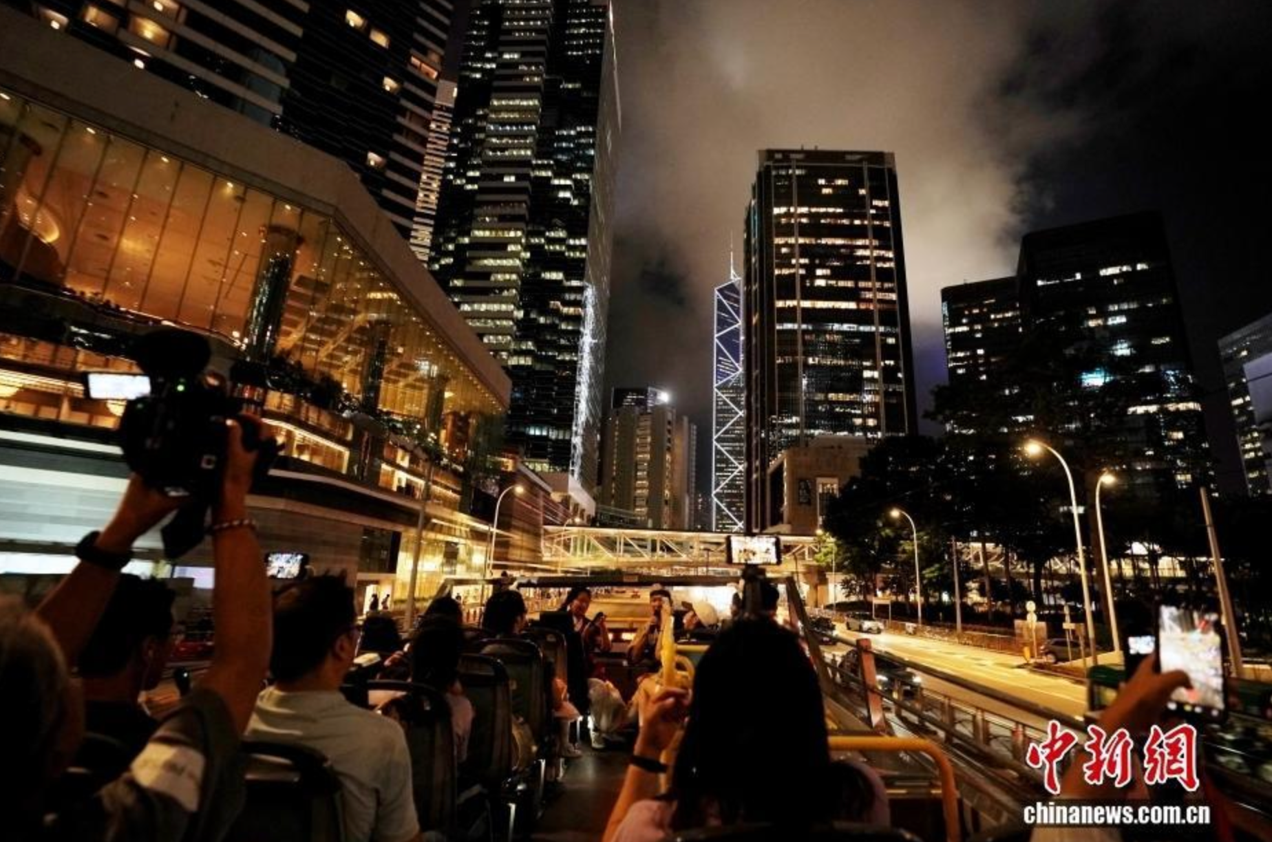 香港推出“敞篷巴士赏月路线”迎中秋