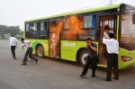 张家港公交车应急演练 30多名乘客全部“脱险”