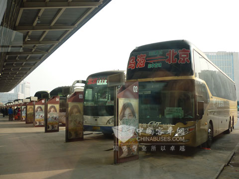 北京六里桥长途客运站准备护送乘客回家的客车