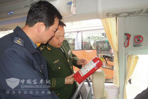 联合检查组在对旅游客运车辆做消防安全专项检查