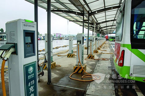 汽车东站电动汽车充电桩为60台电动大巴提供服务