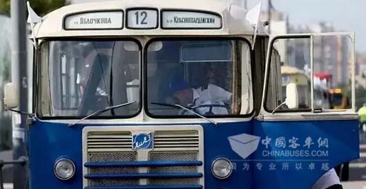 莫斯科举行复古公交车大游行