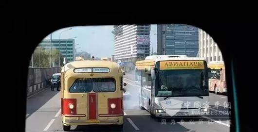 莫斯科举行复古公交车大游行