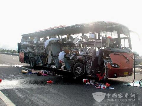 2006年6月20日，一辆由青岛开往杭州的卧铺大客车，因驾驶员疲劳驾驶，在沪杭甬高速公路杭州段与一辆同方向行驶的大货车相撞，造成大客车上的4人当场死亡，14人受伤。