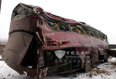 2008年1月20日23时许，104国道安徽明光境内发生一起特大交通事故，造成11人死亡51人受伤，经初步核实，事故客车核载51人，实际乘客人数达72人。