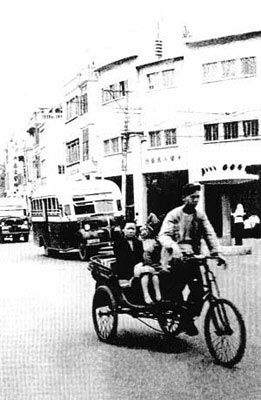 50年代行驶在广州街头的人力三轮客车