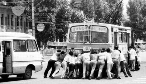 北京街头被乘客推着走的公交车