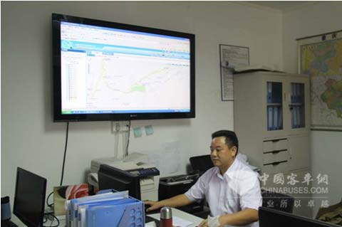 重庆旅景旅游技安部经理蔡世村在操作龙翼技术平台