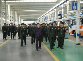郑州某高炮师、部参观少林客车大客车生产基地