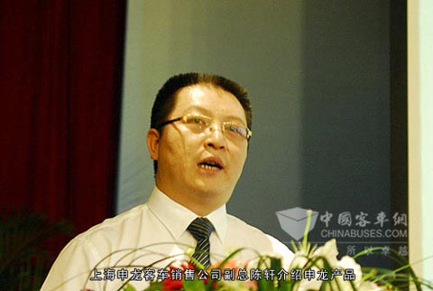 申龙客车销售公司副总陈轩介绍申龙产品