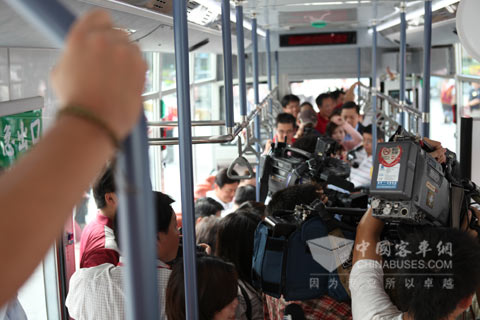 台湾官员试乘福田混合动力客车, 当地媒体竞相报道