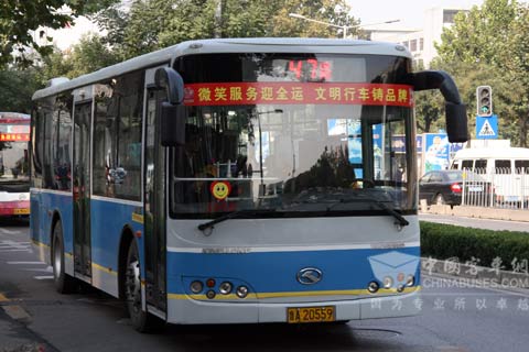 行驶在济南街头的大金龙公交