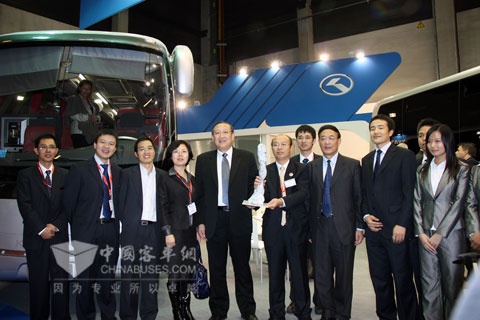 中国驻比利时大使张援远（左五）亲临展台祝贺大金龙获得大奖