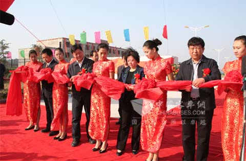 郑州市领导为郑州市金根汽车零部件有限公司剪彩、揭牌