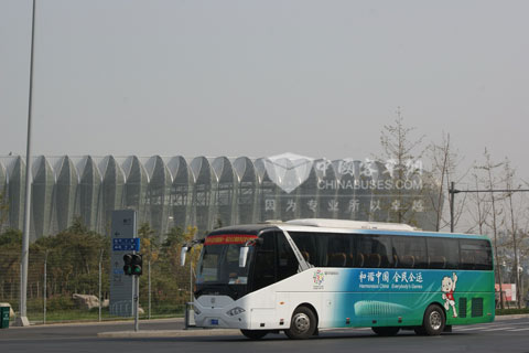 济南奥体中心“柳叶”旁的中通服务车辆-领御