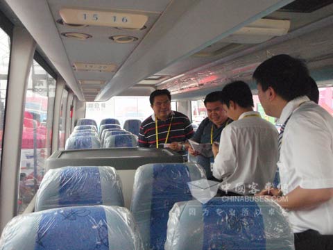 老挝客户参观恒通客车