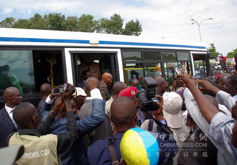 瓦德总统登上金龙客车参观  记者蜂拥拍照报道
