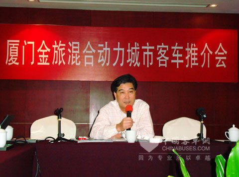 上海市公共交通行业协会技术专业委员会童亦工主任在会上发言