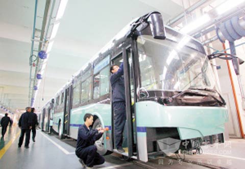 第一批由天津市公交系统自主研发的新型环保大客车