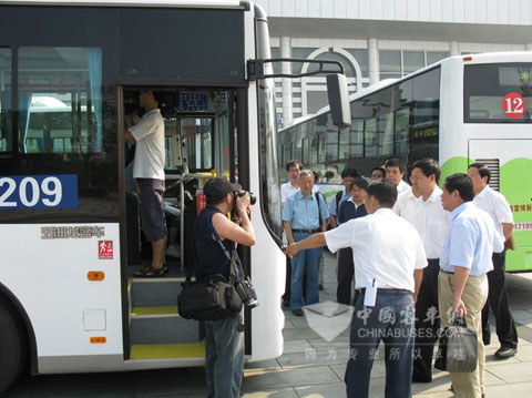 当地电视台现场采访五洲龙节能环保客车示范运营情况