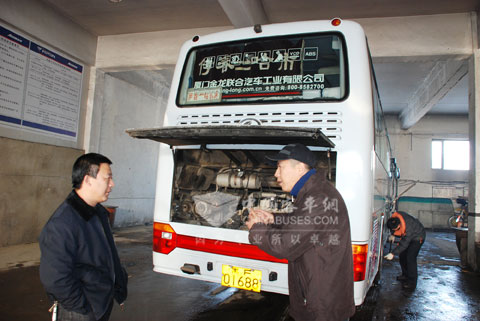 驾驶员李峰(右)正在与厂商代表交流车辆保养经验