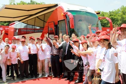 国内首辆房车型爱心献血车交付上海服务世博(图集)