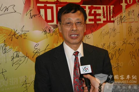 中国道路运输协会会长姚明德在接受记者采访