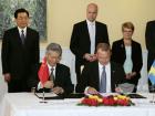 国家主席胡锦涛和瑞典首相赖因费尔特出席签约仪式