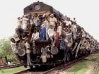 印度火车种类多样，车厢分为空调和非空调，头等、二等和三等，卧铺和座椅，乃至男用和女用