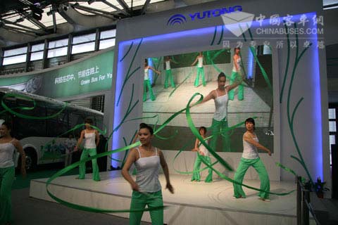 宇通新能源客车驱动绿色生活活动现场：舞蹈开场