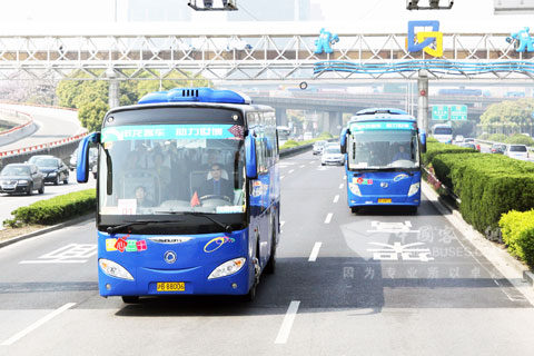 申龙“爱心巴士”成为上海亮丽风景