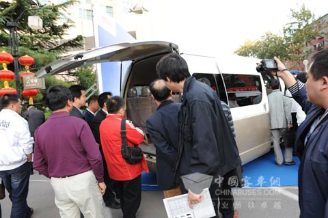 客户参观海格新一代公务商旅车