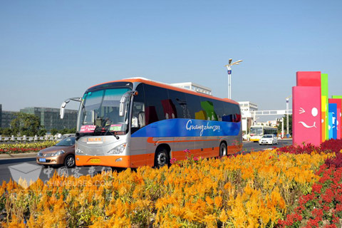 鲜花、笑脸、靓车相映成景