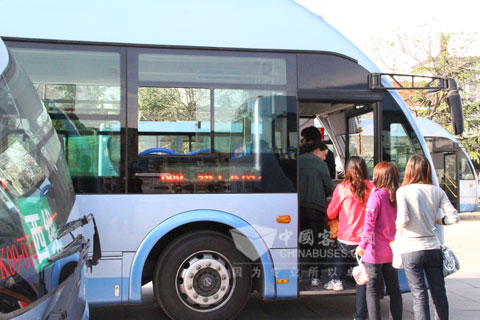 乘客排队乘坐中文纯电动公交车