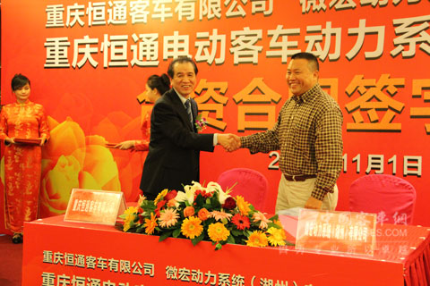 恒通客车总经理与微宏动力公司董事长吴扬签署协议