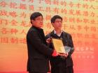客车网总编辑吴永强为大金龙颁发第六届影响中国客车业最佳雇主奖