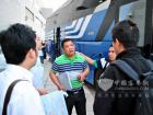 与会客户现场参观大金龙展车