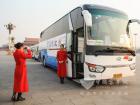 两会礼仪和靓丽“国车”龙威合影