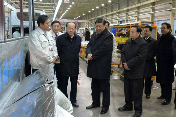 习主席参观生产车间
