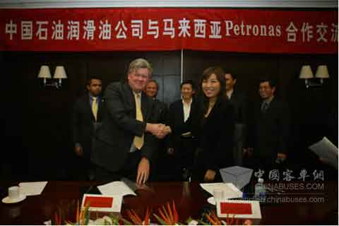 中石化润滑油分公司与东马沙捞越州总代理签署协议