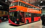 伦敦发布新红色双层公交车 奥运前投入使用